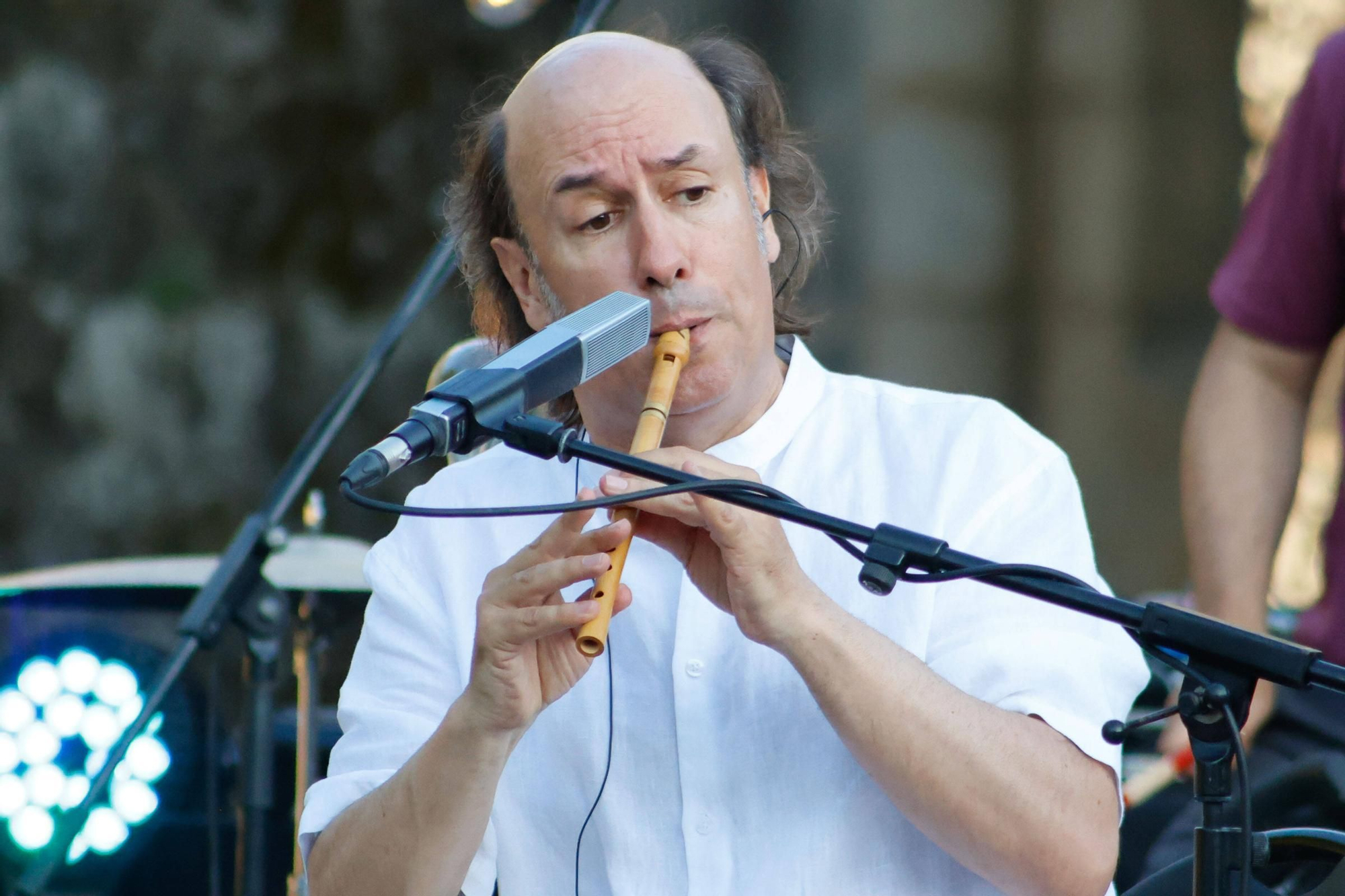 Carlos Núñez pechou o festival Folk na Beira do Sar cun concerto máxico na Colexiata