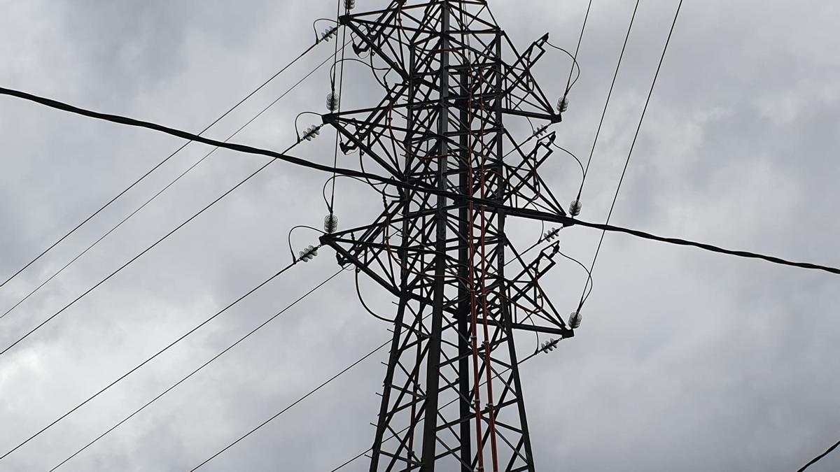 Una torre de alta tensión.