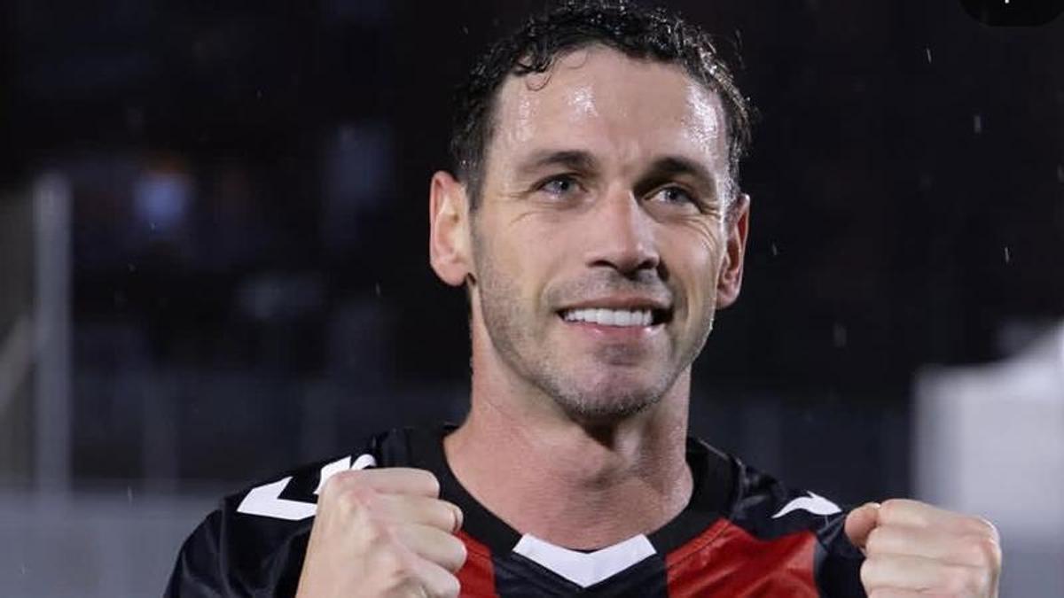 Álvaro Vázquez celebra u gol con el Arenas de Getxo.