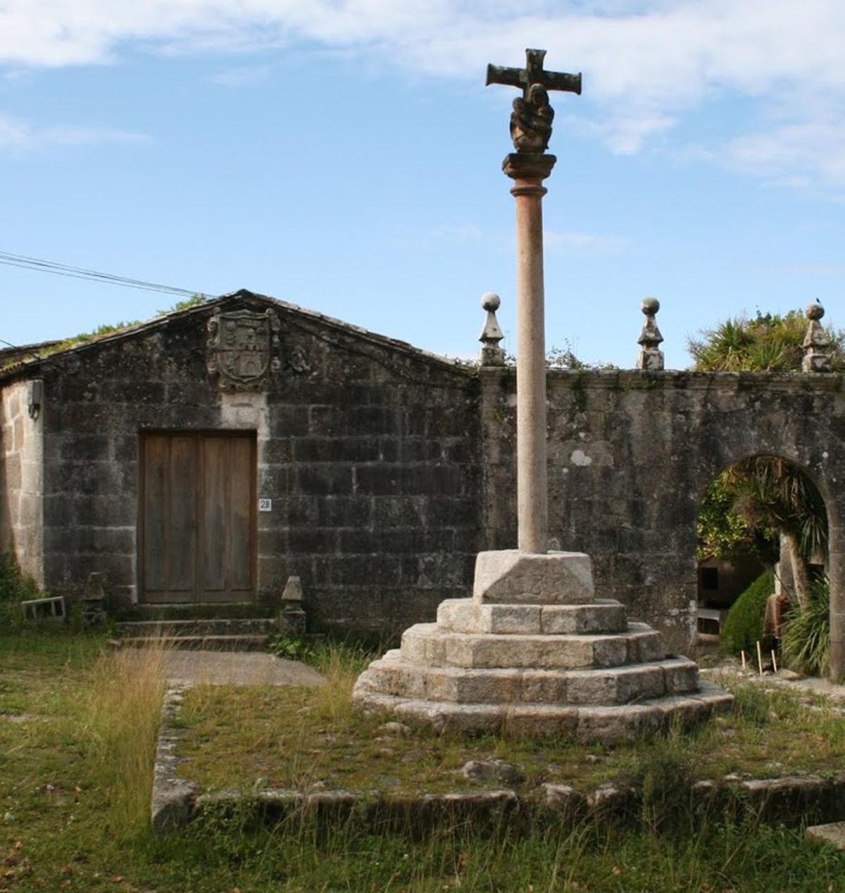 El cruceiro de Sueiro Iáñez de Nigrán, antes de los destrozos por un temporal, ante el portal del antiguo pazo.