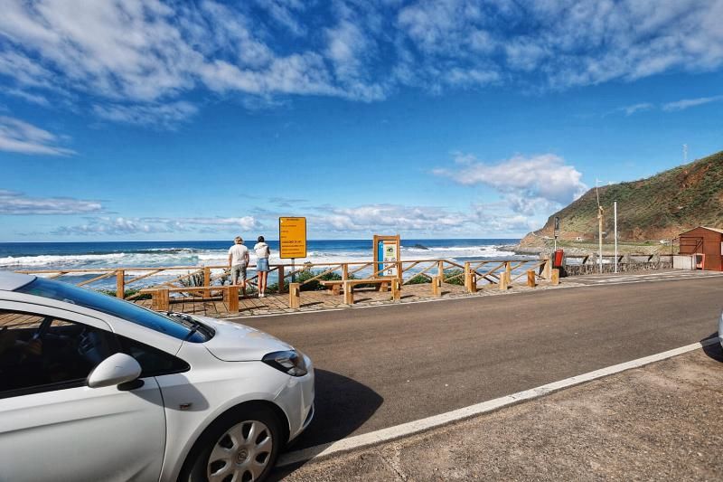 Falta de aparcamiento en las playas de Roque de las Bodegas y Almáciga, en Anaga