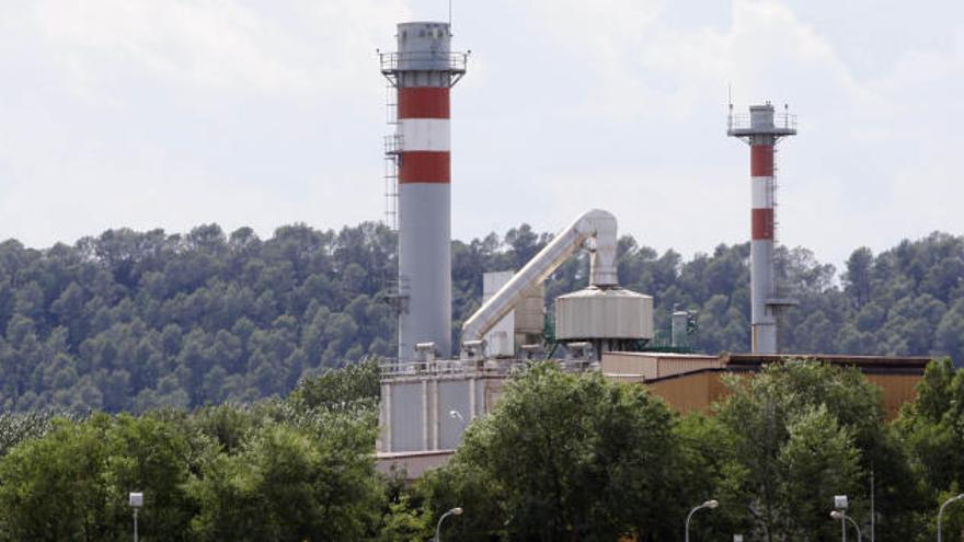 Imatge d&#039;ahir de la planta de residus de Campdorà on s&#039;enderrocarà la xemeneia més gran (a l&#039;esquerra) · Marc Martí