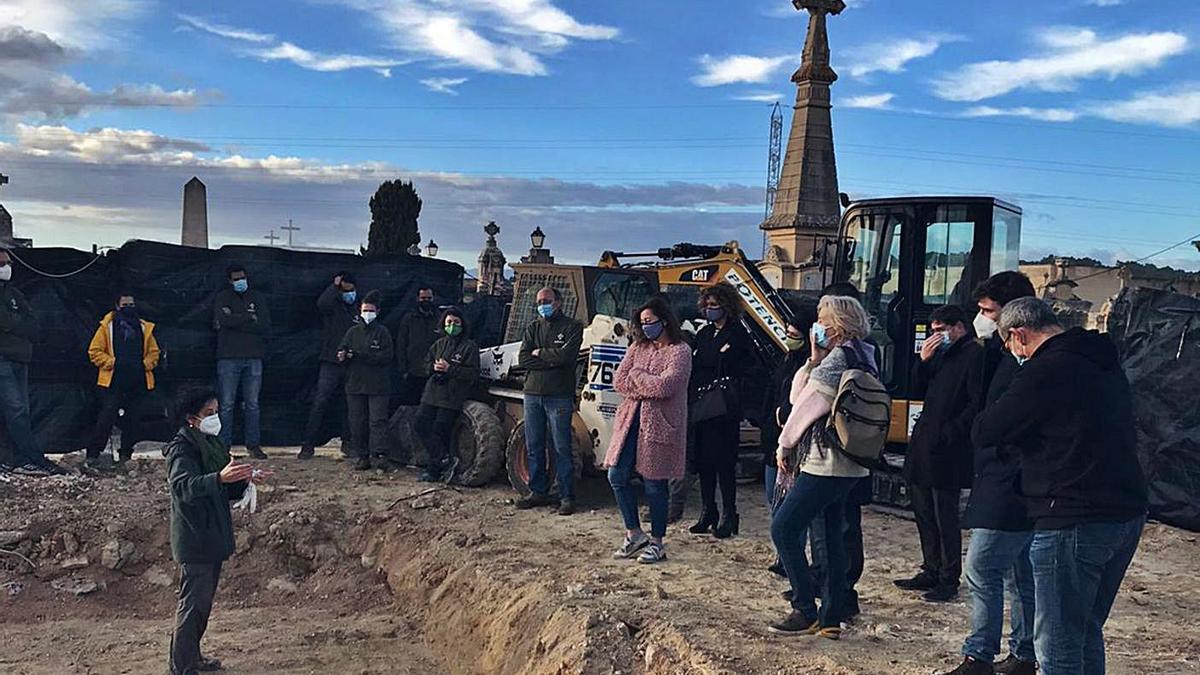 La responsable de las excavaciones explica las actuaciones a las autoridades.