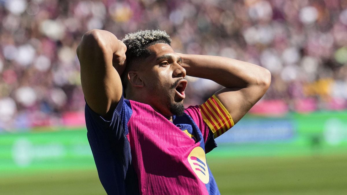 BARCELONA, 30/03/2025.- El defensa del Barcelona Ronald Araujo, durante el partido de la jornada 29 de LaLiga que FC Barcelona y Girona disputan este domingo en el estadio Lluis Companys de Barcelona. EFE/ Alejandro García
