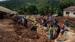 Pobladores de Mozambique realizan labores de rescate tras en paso del ciclón Idai.