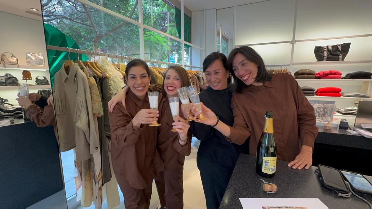 Sara, Yolanda, Yaiza e Isabel brindan por haber pellizacado el segundo premio de la Lotería de Navidad