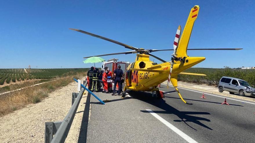 Trasladan en helicóptero a un hombre que quedó atrapado en su vehículo