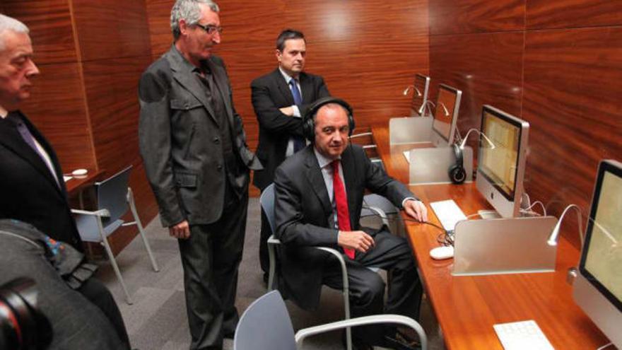 Ripoll escucha los fondos de la fonoteca, en noviembre de 2011, junto a Luis Ivars, Francisco Sánchez y Pedro Romero.