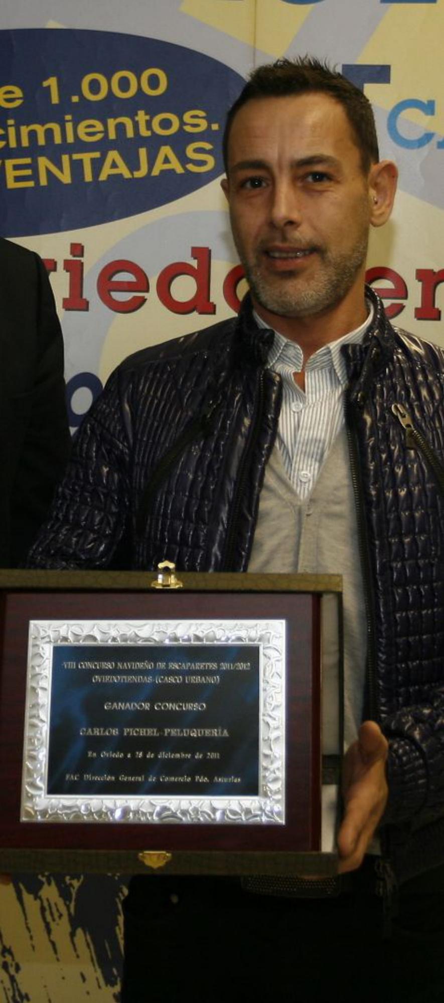 Carlos Pichel, con un premio del concurso de escaparates. | LNE
