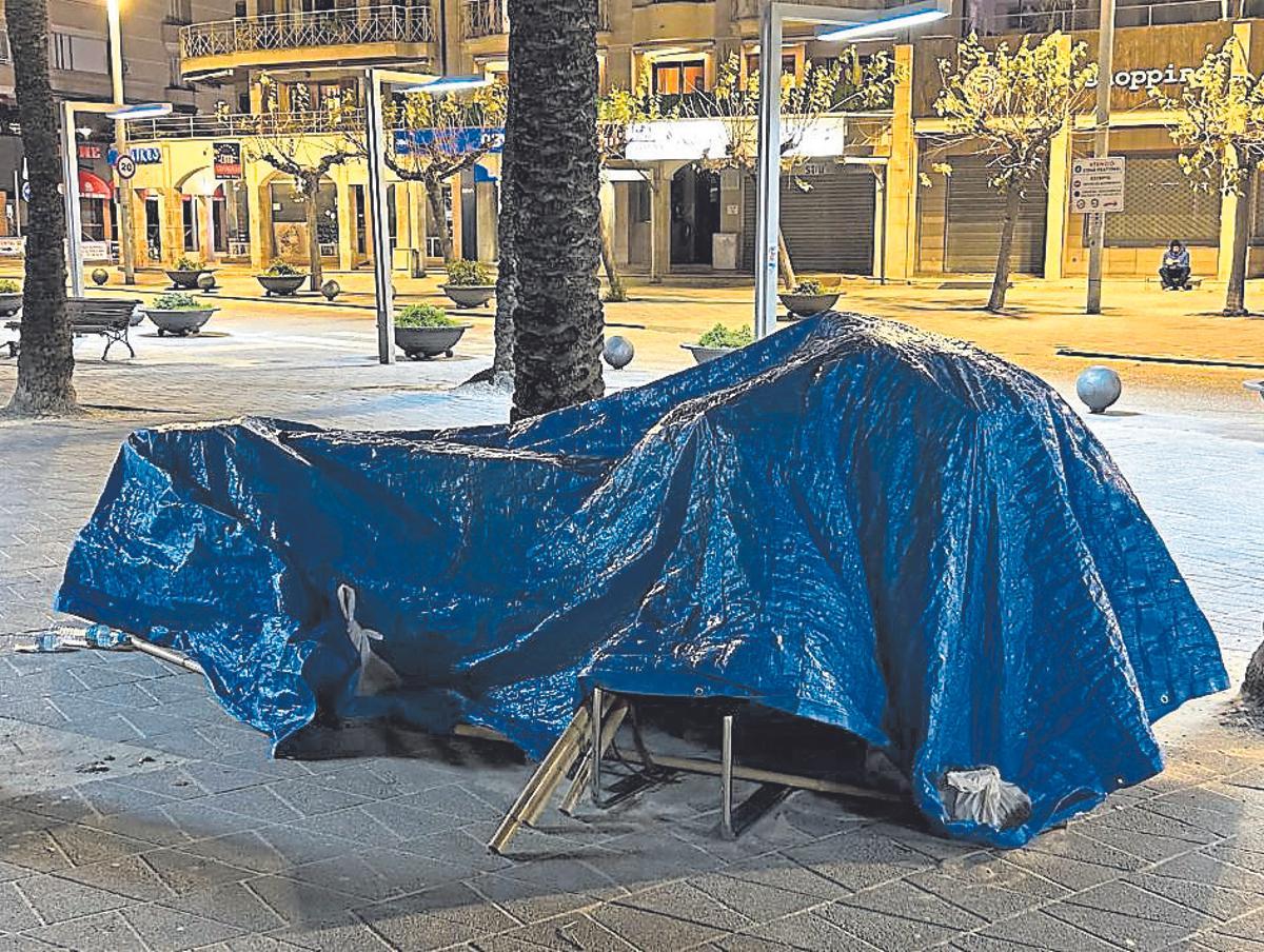 Pobreza a la vista de todos en el paseo marítimo de Alcúdia