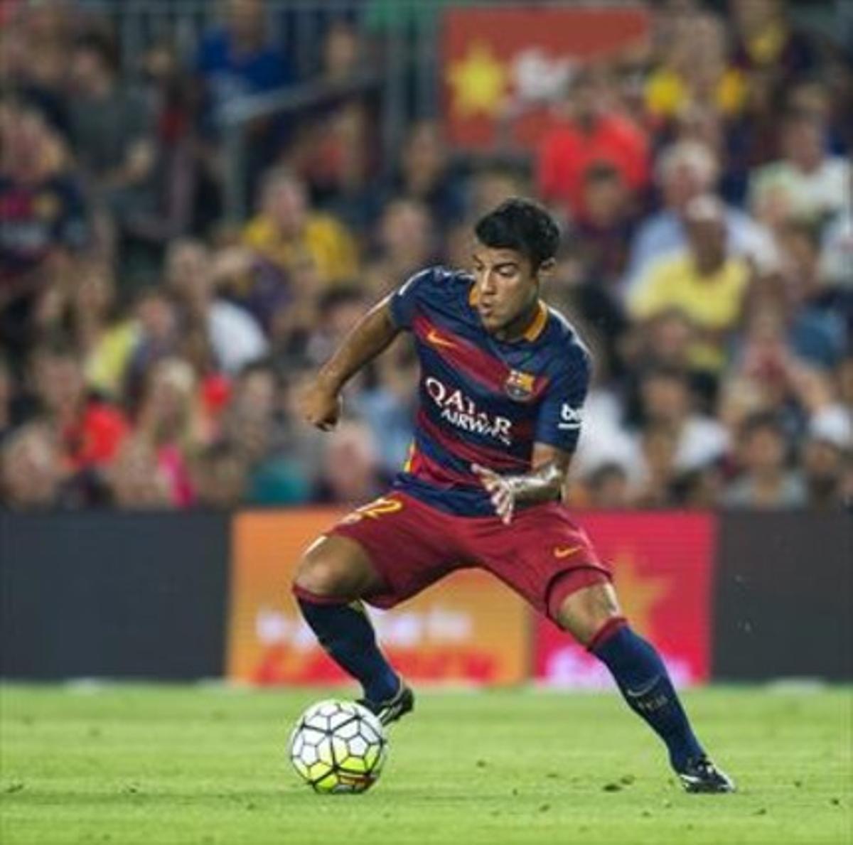 Rafinha controla la pilota en un partit jugat al Camp Nou. Rafinha controla la pilota en un partit jugat al Camp Nou.