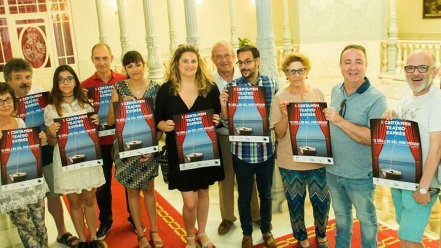 David Martínez, con los impulsores de la muestra de teatro exprés.