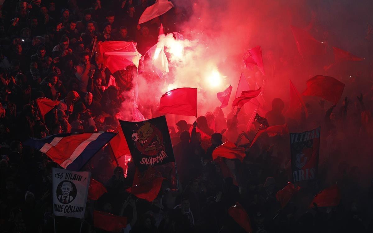 zentauroepp42425572 psg fans set off flares at the start of the champions league180306205842