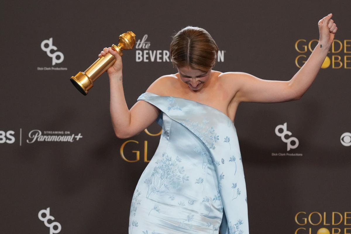 Jessie Buckley con su Globo de Oro por 'Hamnet'.