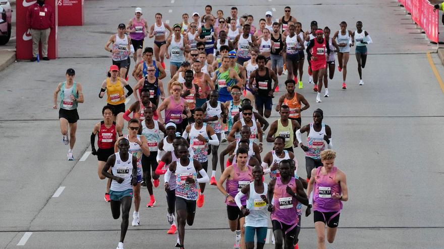 Los atletas participando en la Maratón de Chicago 2025