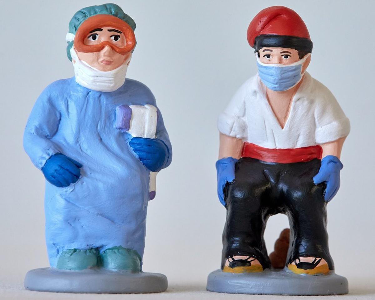 La empresa caganer.com, que cada año fabrica con caras de famosos estas típicas figuras del pesebre catalán que representan a una persona mientras defeca en señal de buenos augurios, acaba de crear las de un médico y un agricultor con mascarilla a modo de homenaje.