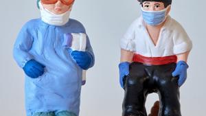 La empresa caganer.com, que cada año fabrica con caras de famosos estas típicas figuras del pesebre catalán que representan a una persona mientras defeca en señal de buenos augurios, acaba de crear las de un médico y un agricultor con mascarilla a modo de homenaje.