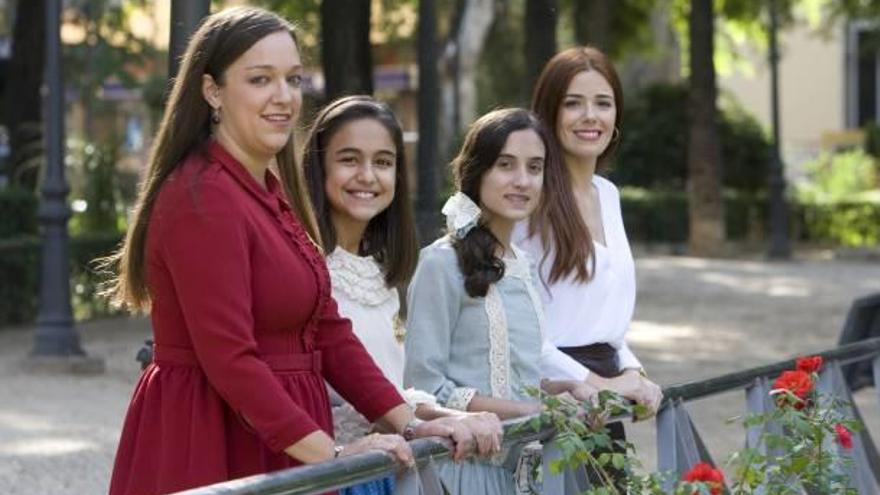 De izquierda a derecha, Carla Sanchis y Teresa Aparicio, y Nerea Serrano y Andrea Torres, ayer al mediodía en la Glorieta de Xàtiva.