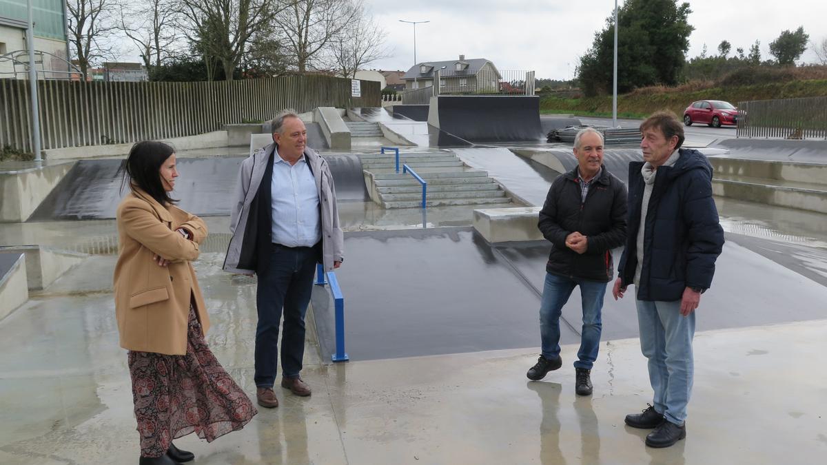 O alcalde, segundo pola esquerda, no acto de recepción da obra do Skatepark