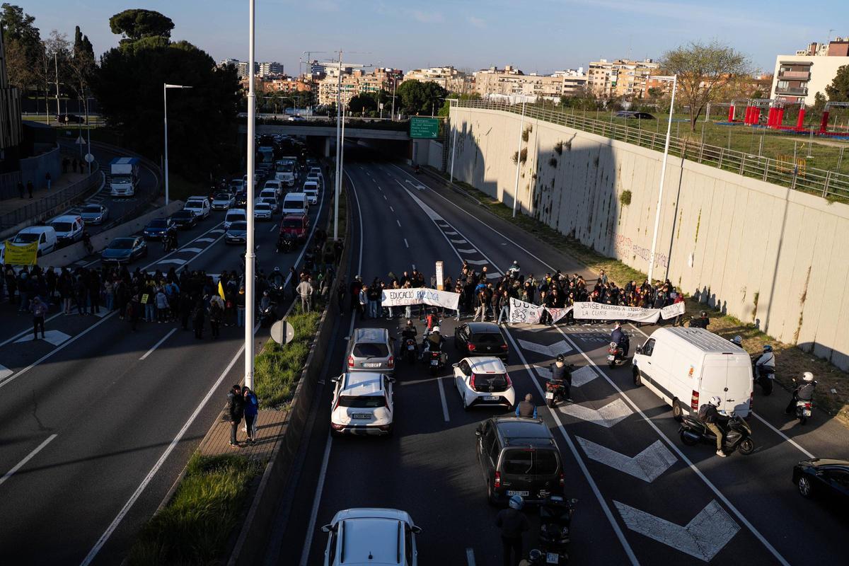 La protesta de profesores corta la B-20 a la altura de Finestrelles