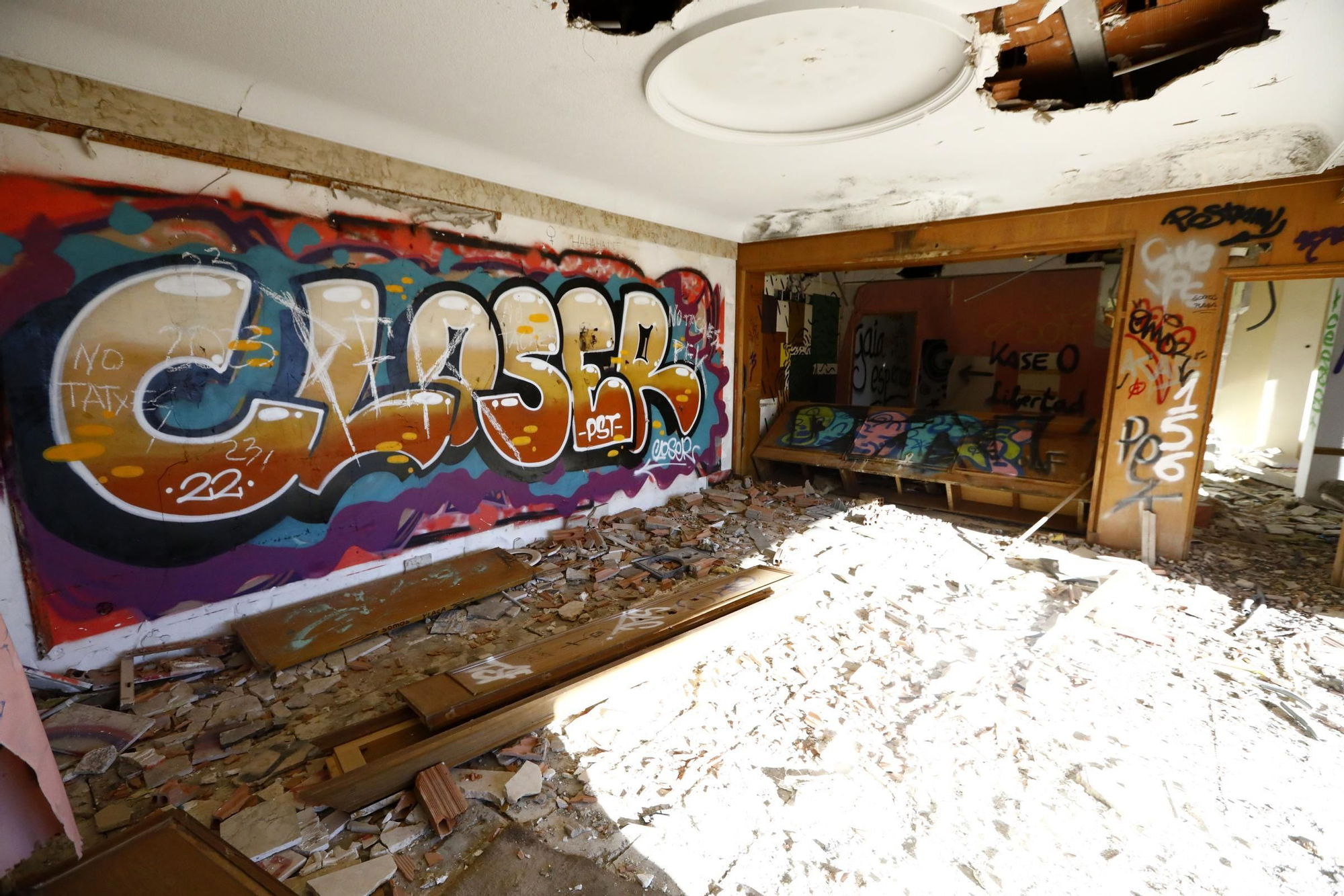Así se encuentra el abandonado casino Montesblancos, en Alfajarín