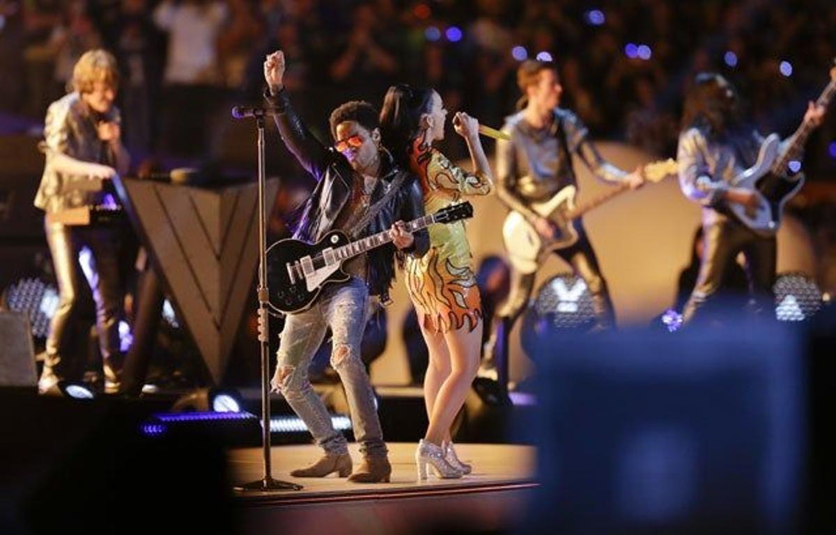 Katy Perry y Lenny Kravitz en la actuación del intermedio de la Super Bowl 2015