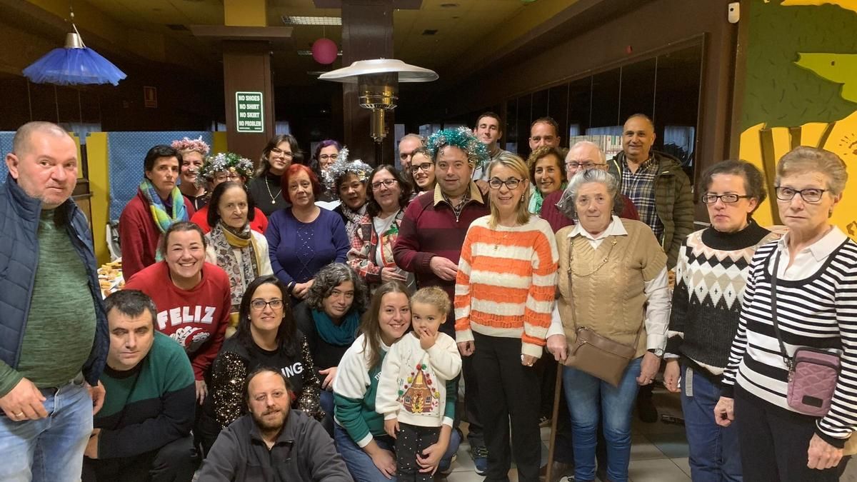 Foto de familia de la fiesta de fin de año de Afesa Caudal.