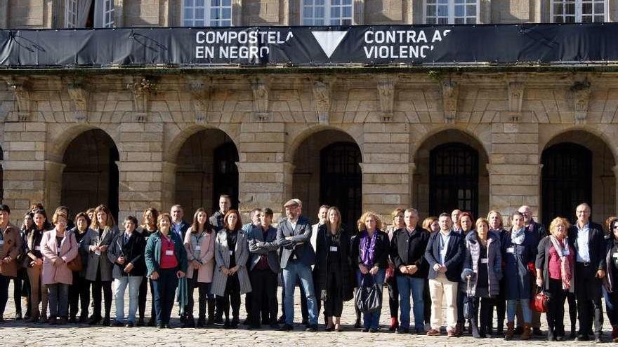Alcaldes y alcaldesas de Galicia presentan la campaña &#039;En Negro&#039; ante el pazo de Raxoi. // C.S.