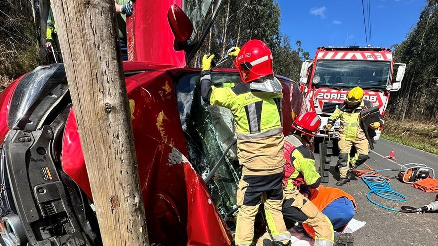 Excarcelado y evacuado en helicóptero un conductor tras un aparatoso vuelco en O Pino