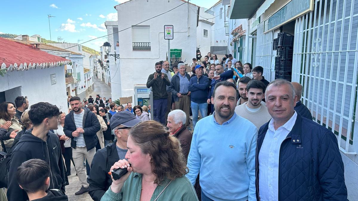 El alcalde del PP en Totalán, Víctor Martín, durante la manifestación para apoyarlo celebrada el pasado domingo en el municipio.