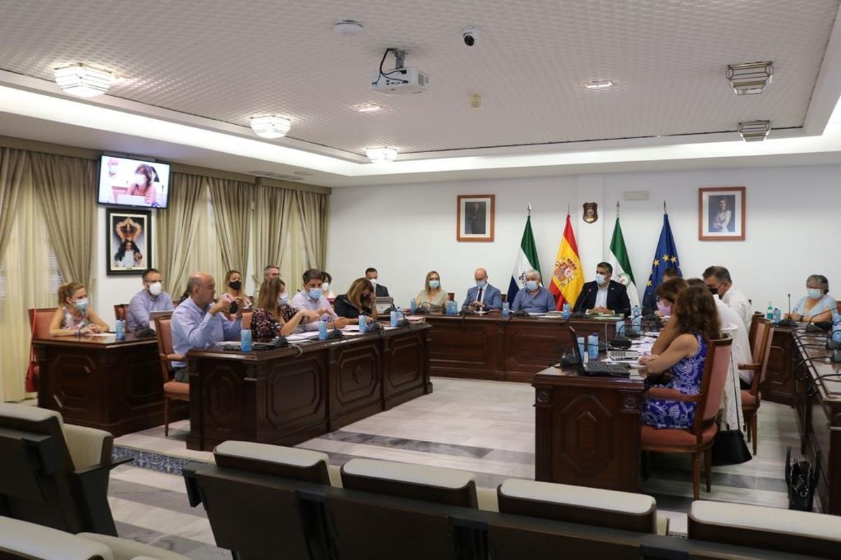 Imagen del pleno de Mijas que ha aprobado las bases de un nuevo plan de ayudas con 10,3 millones de euros.
