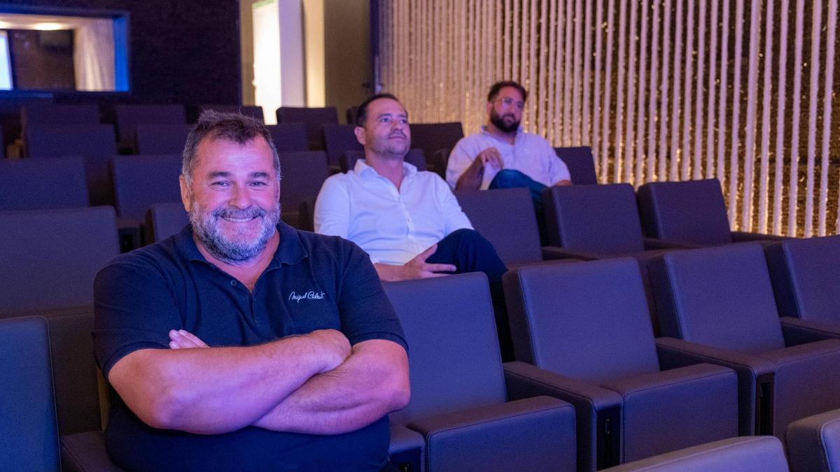 Los chefs Miquel Calent y Gabriel Conti y el bartender Borja Triñanes en la sala de cine de Terreno Barrio Hotel, donde se celebrará el festival