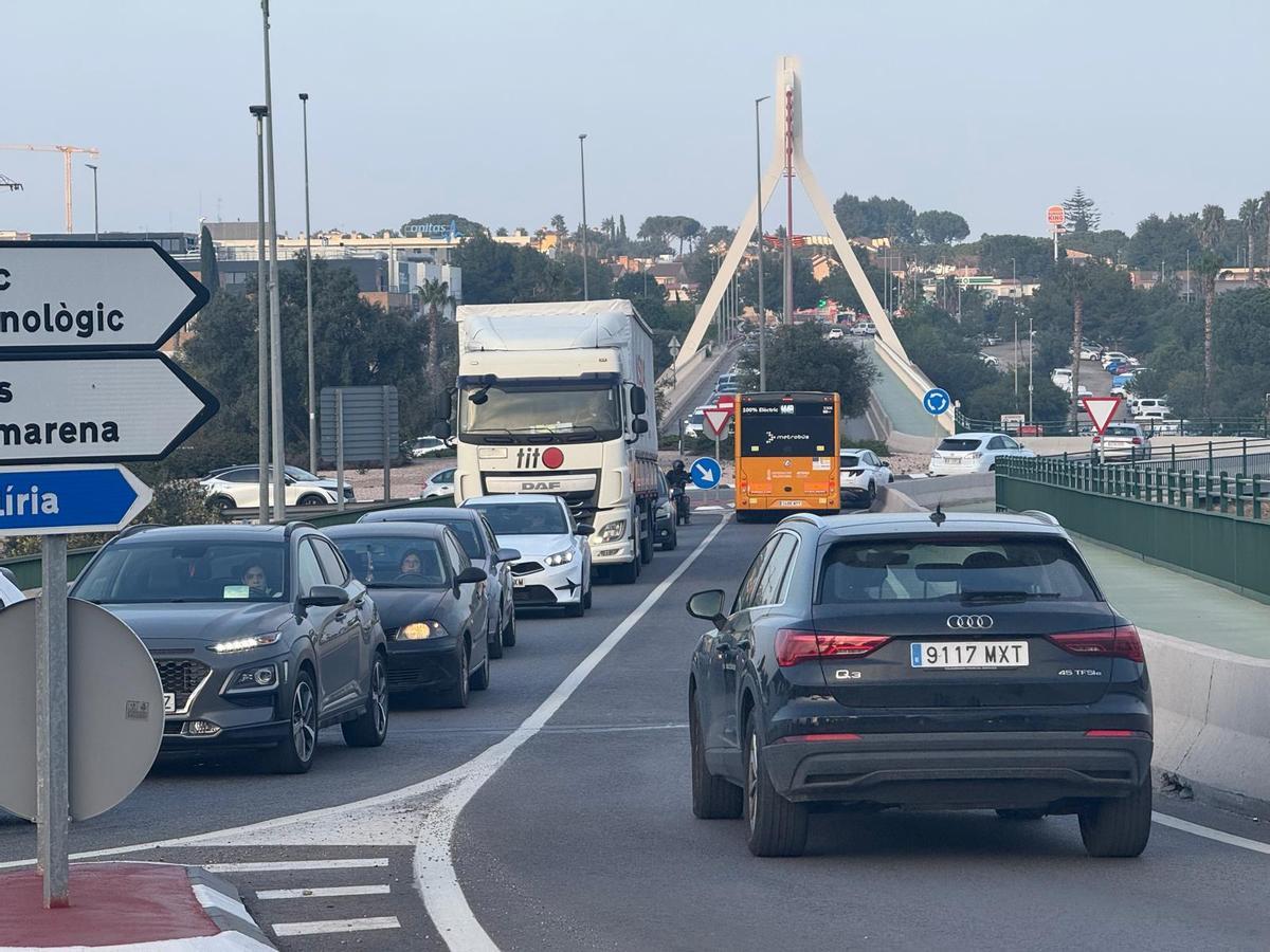 Cola de vehículos en los accesos al Parc Tecnològic.