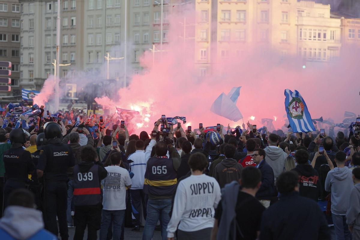 Así fue el recibimiento de la afición a la llegada del Deportivo en Riazor para el partido ante el Zaragoza
