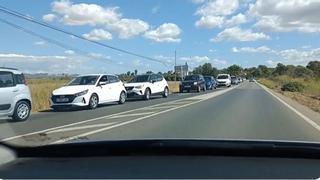 Colapso en la playa de es Trenc: colas kilométricas en la carretera de Campos a la Colònia para entrar y y salir del parque natural