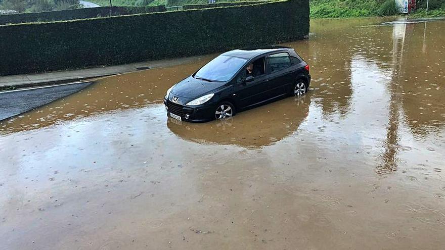 Carretera anegada, ayer, en el concello de Cambre.  | // LA OPINIÓN