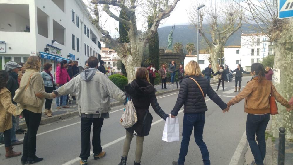 Cadaqués ajorna la tala dels plataners