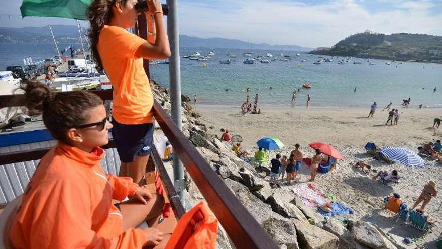 Socorristas en la playa de Raxó. // G. Santos