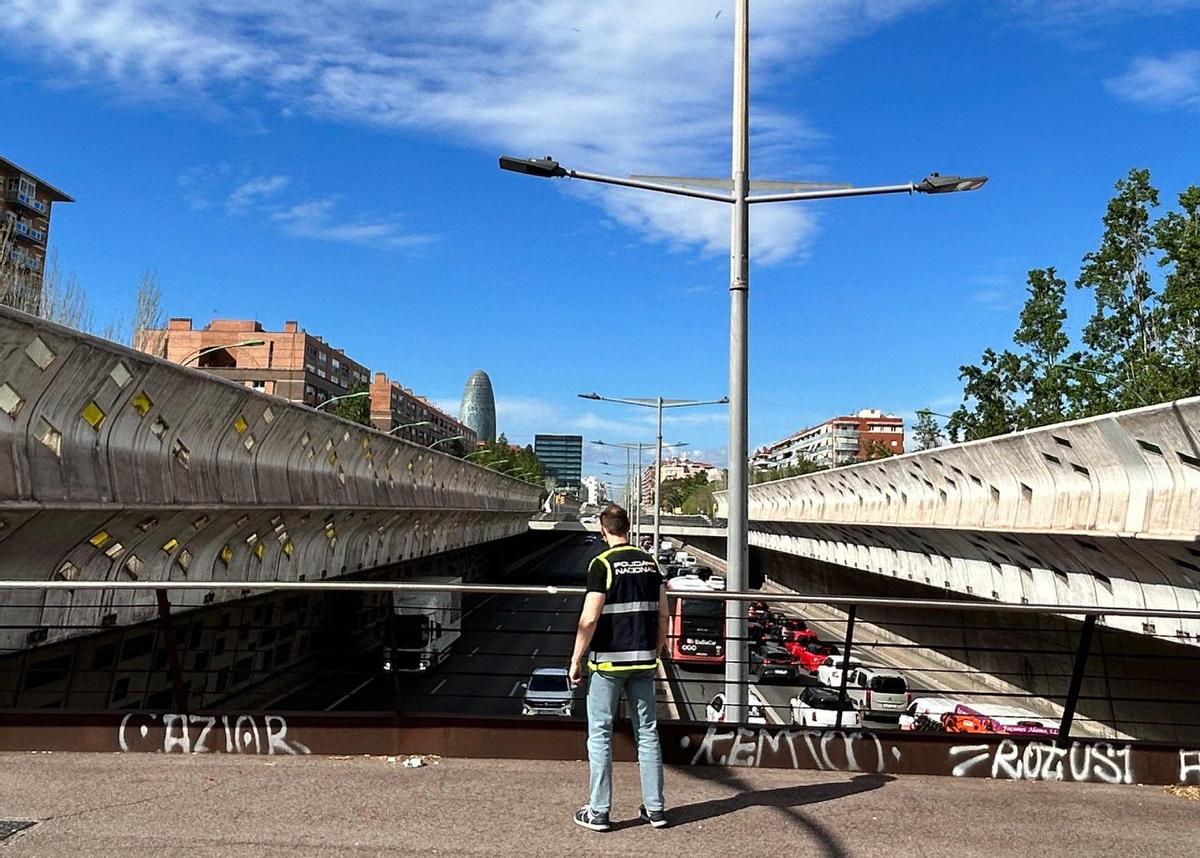 Imagen de un agente en el punto en el que se evitó el suicidio Imagen de un agente en el punto en el que se evitó el suicidio
