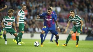 Paulinho, rodeado de jugadores del Eibar.