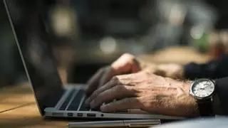 Estafada por amor a los 65 años: una mujer envió 50.000 euros a su ligue, que decía estar retenido en una petrolera en Indonesia
