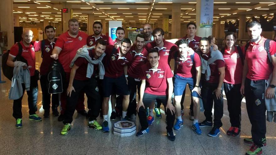 La plantilla del Palma Futsal en el Aeropuerto de Palma antes de viajar a Santiago.