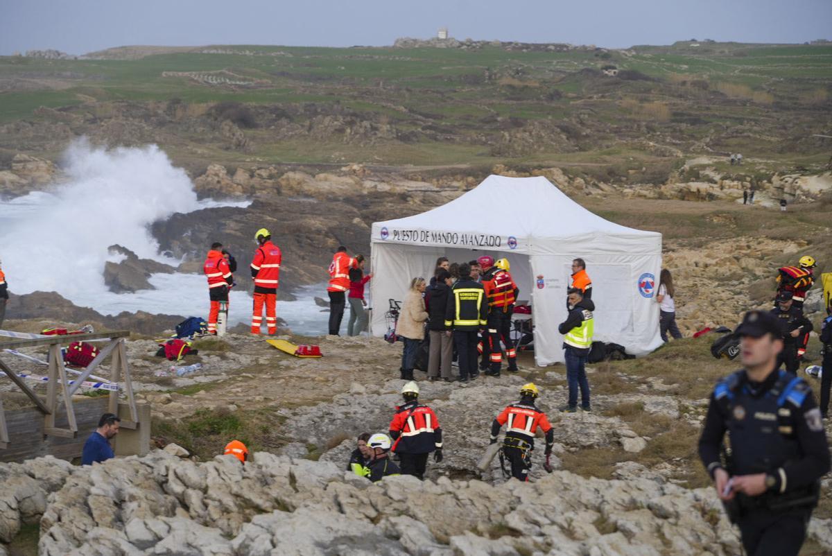 Al menos cuatro personas han fallecido y dos continúan desaparecidas tras al caerse al mar de una de las pasarelas peatonales de madera que hay en la zona del Bocal, en Santander.