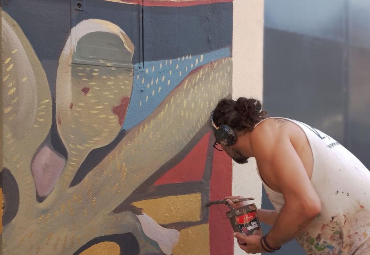 El muralista Carlos Adeva, durante el proceso creativo, que ha durado cerca de dos meses. | Cedida
