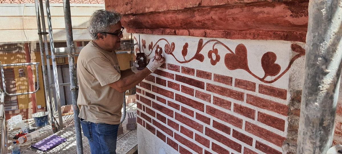 El arquitecto malagueño Ignacio Dorao, en pleno trabajo en la decoración de la cenefa.