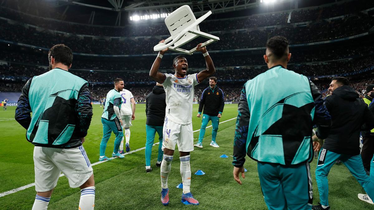 Alaba celebra un gol al PSG en Champions con una silla