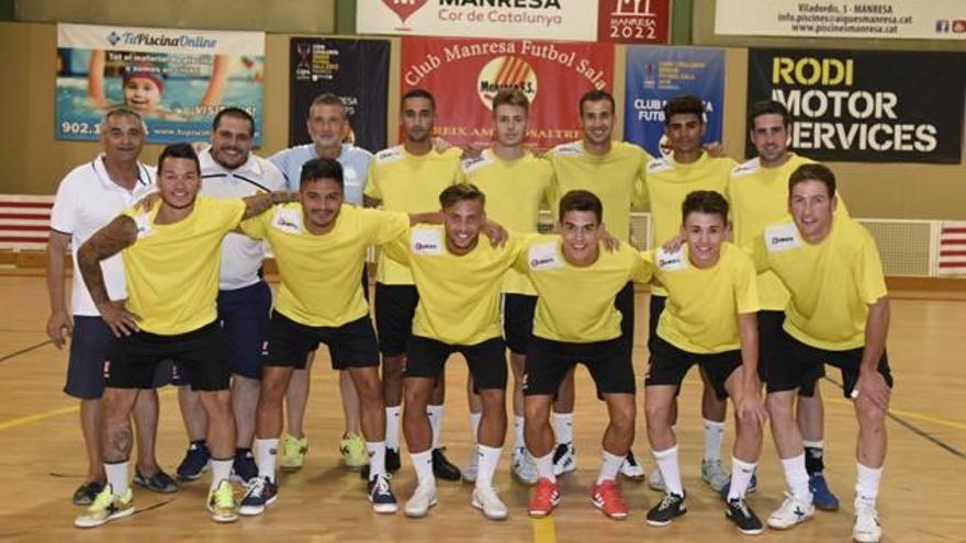 Primera foto de família de la plantilla manresana, que intentarà igualar els èxits passats