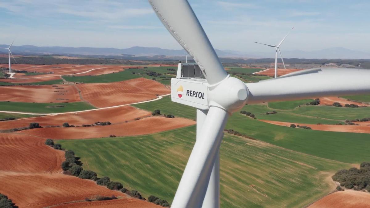Un aerogenerador de Repsol en un parque eólico situado en tierras aragonesas.