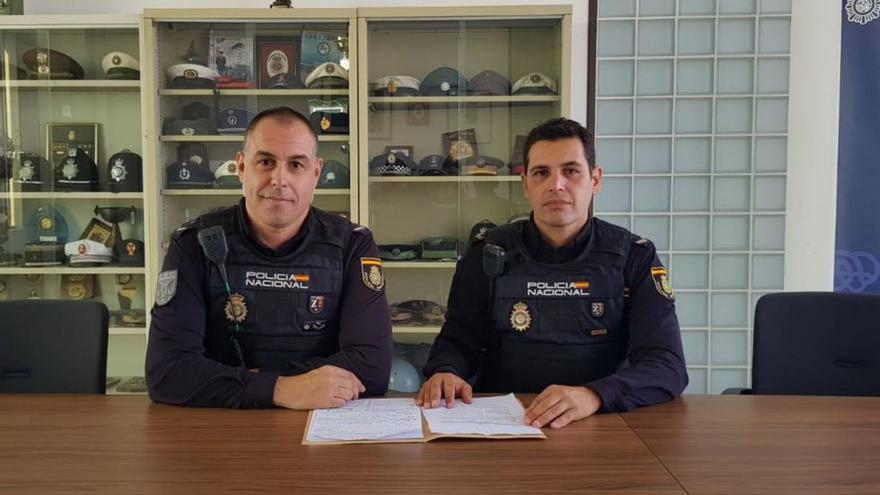 Los dos agentes de la policías nacionales en Comisaría.