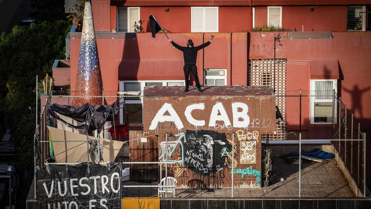 Un ocupa oneja una bandera negra al terrat del Kubo